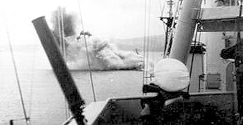 1946년 10월 22일 영국 해군 구축함 소머레즈호가 코르푸 해협을 지나다 기뢰를 건드려 함수 부분이 폭발하고 물기둥이 하늘로 치솟고 있다. 사진 출처 BBC 홈페이지