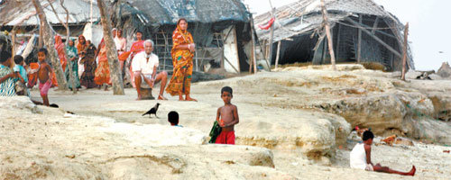 해수면 상승으로 침수 위협을 받고 있는 방글라데시 쿠툽디아 섬의 코미라소라 어촌 마을. 살던 마을이 바닷물에 잠기는 바람에 주민들이 해변에 움막을 지어 모여 살고 있다. 바닷물에 90도로 깎여 나간 지형과 반쯤 무너진 집들이 가까운 미래에 물에 잠길 마을의 앞날을 보여주고 있는 듯하다.