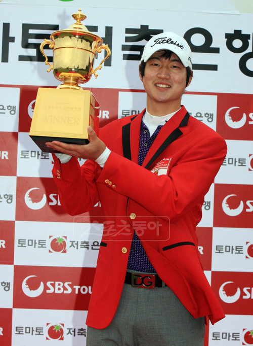 김도훈이 11일 SBS투어 토마토저축은행오픈에서 우승을 차지한 뒤 트로피를 들고 환하게 웃고 있다. [사진제공=KPGA]