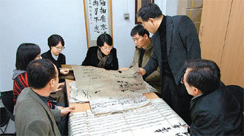 경북대 영남문화연구원은 영남지역에 산재한 고문서를 수집 정리해 관료 선비 향리 민중 여성 등 계층별 생활사를 연구하고 있다. 연구원은 지난 5년간 고문서 7만여 점의 목록과 색인을 만들었다. 사진 제공 영남문화연구원