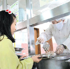 8일 정오경 전남 화순군 동면초등학교 체육관 1층 급식실에서 밥을 퍼주고 있는 류재관 교장. 사진 제공 전남도교육청