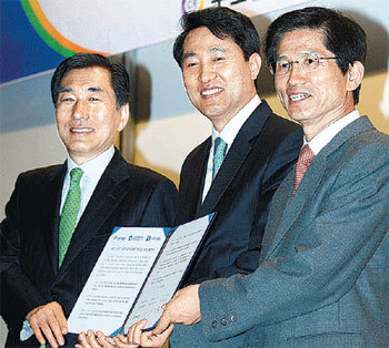 안상수 인천시장과 오세훈 서울시장, 김문수 경기지사(왼쪽부터)가 12일 ‘수도권 광역경제권 발전을 위한 협약’을 체결한 뒤 함께 서명한 협약서를 들어 보이고 있다. 사진 제공 경기도