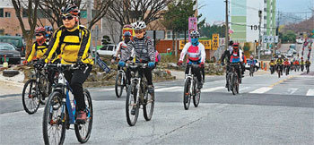 10일 운행을 시작한 서울∼옥천 에코레일 열차 이용객들이 옥천의 ‘향수 30리’ 테마거리를 자전거로 달리고 있다. 사진 제공 옥천군