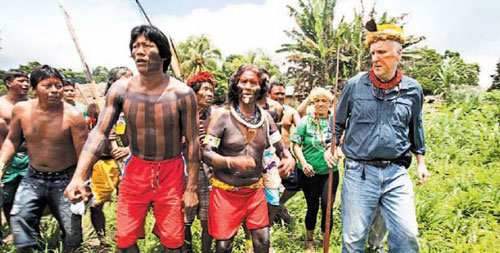 지난달 아마존 원주민 족장회의에 참석한 제임스 캐머런 감독(오른쪽). 캐머런 감독은 영화 ‘아바타’의 주인공처럼 삶의 터전을 잃을 위기에 처한 아마존 원주민들에 대한 지원에 나섰다. 사진 제공 뉴욕타임스