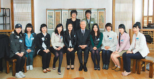 가정 형편이 어려운 학우를 위해 장학금을 양보한 계명대 학생들이 신일희 총장으로부터 ‘명예장학증서’를 받은 뒤 포즈를 취했다. 사진 제공 계명대