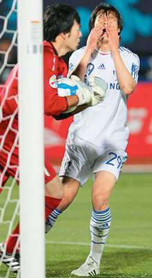 “아까워라 헤딩슛”
수원 곽희주(오른쪽)가 아시아축구연맹(AFC) 챔피언스리그 감바 오사카와의 예선 5차전에서 헤딩슛이 골키퍼에게 막히자 아쉬워하고 있다. 1-2로 역전패한 수원은 감바에 조 1위 자리를 내줬다. 오사카=사진공동취재단