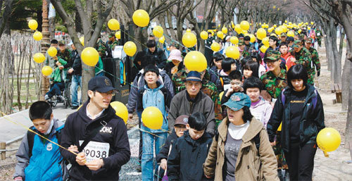 장애인과 비장애인 1300여 명이 함께 걷는 ‘2010 한마음걷기대회’가 14일 강원 춘천시 공지천변에서 열렸다. 이인모 기자