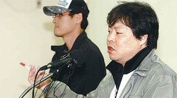 천안함 실종자가족협의회는 14일 경기 평택시 포승읍 해군 제2함대사령부에서 기자회견을 열고 선체 인양이 끝나도 발견되지 않는 시신은 ‘산화자’로 간주해 수색작업을 더 요구하지 않겠다고 밝혔다. 협의회 이정국 대표(오른쪽)가 이와 관련한 설명을 하고 있다. 평택=사진공동취재단