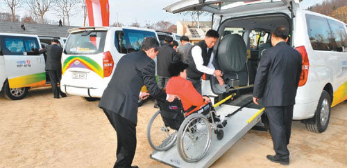 지난해 2월 ‘나드리콜’ 발대식에서 장애인이 이 택시를 타는 것을 진행요원들이 도와주고 있다. 사진 제공 대구시