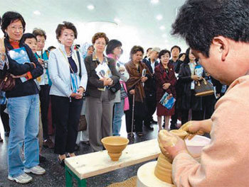 일본인 관광객들이 최근 부산을 방문해 도자기 만들기 체험장을 둘러보고 있다. 동아일보 자료 사진