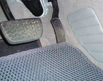 도요타 렉서스 ES-350 모델의 가속페달이 국산 바닥매트에 끼어 있는 모습. 사진 제공 자동차성능연구소