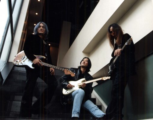김도균은 신대철(왼쪽), 김태원(오른쪽)과 함께 3대 록 기타리스트로 꼽힌다. 이들은 2003년 프로젝트 음반 'D.O.A'를 내기도 했다.