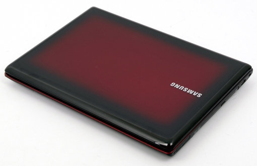 블랙에 와인색을 가미한 전형적인 삼성 PC 제품의 컬러다