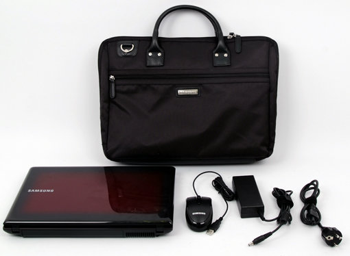 노트북 가방이 함께 제공된다. 디자인은 수수하다