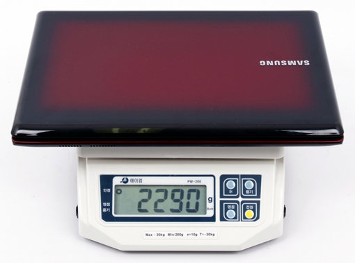 무게는 2.3kg 정도. 무겁진 않지만 마냥 가볍지도 않다