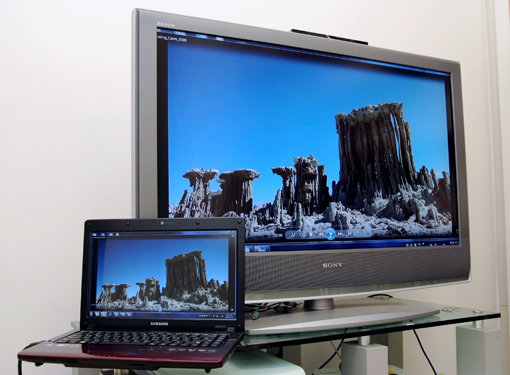 HDMI 포트를 통해 외부의 HDTV와 연결해서 풀HD급 영화를 감상할 수 있다