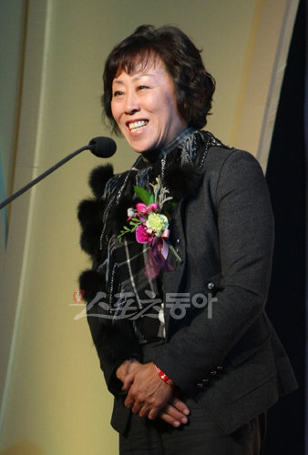 한국배구연맹(KOVO)의 조혜정 경기운영위원이 15일 여자 프로배구 GS칼텍스 감독으로 선임되면서 한국 프로스포츠 사상 최초의 여성 감독이 됐다.  2009 동아스포츠대상에서 여자배구부문 시상자로 나서 소감을 밝히고 있는 조혜정 신임감독.  김종원 기자 won@donga.com