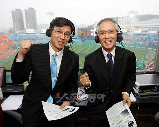 켄 그리피 시니어와 주니어, 보비 본즈와 배리 본즈. 100년 역사가 넘은 메이저리그에는 부자선수들이 즐비하다. 29년차인 한국프로야구에는 부자 해설가가 있다. 故 이성규 MBC 해설위원과 이효봉(왼쪽) MBC-LIFE 해설위원이 그 주인공. 임주완 캐스터는 이들 부자(父子) 해설가와 모두 호흡을 맞춘 인물로 기록됐다.사직 ｜ 박화용 기자 setupman@donga.com