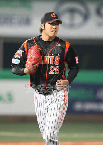 2010 프로야구 넥센히어로즈 대 롯데자이언츠 경기가 15일 목동야구장에서 열렸다. 7회말 2사 1.2루 상황 강정호의 병살타가 아웃되자 롯데 장원준이 기뻐하고 있다.