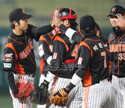 2010 프로야구 넥센히어로즈 대 롯데자이언츠 경기가 15일 목동야구장에서 열렸다.  6대 0으로 롯데 승리.