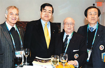 한진그룹 조양호 회장(왼쪽에서 두 번째)은 2018년 평창 동계올림픽유치위원회 공동위원장으로서 겨울올림픽 유치에도 힘을 보태고 있다. 2월 17일 평화 증진을 위한 국제비영리단체 ‘피스 앤드 스포트’ 대사로 임명된 뒤 국제올림픽위원회(IOC) 위원들과 포즈를 취했다. 사진 제공 대한항공