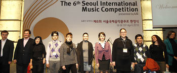 15일 서울프라자호텔에서 열린 제6회 서울국제음악콩쿠르 환영식에서 참가자들이 선의의 경쟁을 펼칠 것을 다짐하며 인사하고 있다. 19개국 56명의 젊은성악가가 참가한 이번 대회는 16일 1차 예선을 시작으로 24일까지 서울 서초구 서초동 예술의 전당에서 열린다. 김재명 기자
