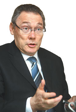 장마리 위르티제 르노삼성자동차 사장이 13일 서울 중구 봉래동 르노삼성차 집무실에서 전기자동차 보급을 위해 필요한 정부의 정책 지원 등에 대해 말하고 있다. 원대연 기자