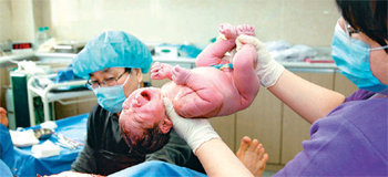 인천 지역 출산율이 2007년 잠시 오르긴 했지만 내리막 추세를 유지하고 있어 출산 장려지원 사업이 다양하게 펼쳐지고 있다. 올 1월 인천 모 산부인과에서 태어난 신생아. 사진 제공 인천시