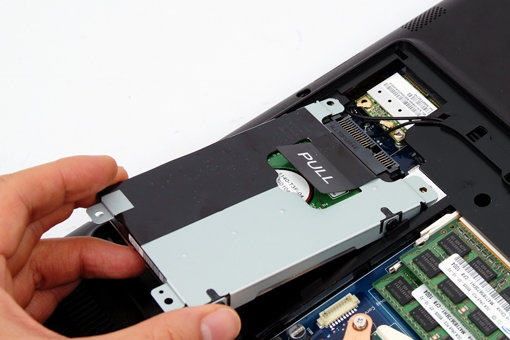 손잡이를 잡아당겨 손쉽게 하드디스크를 교체할 수 있다