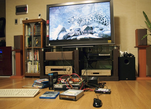 삼성 SH-B083를 장착한 듀얼코어 사양의 PC에 홈시어터 시스템을 연결해 블루레이를 감상했다