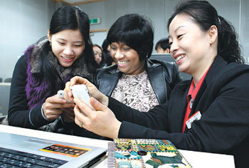 다문화 교사들이 9일 서울 동작구 신대방동 서울여성플라자에서 KT의 IT 서포터스 자원봉사단원(오른쪽)으로부터 ‘아이폰’ 사용법을 배우고 있다. 조은아 기자