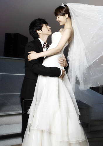 지난해 10월 결혼한 가수 타블로와 강혜정 부부. 이들은 커플매니저가 꼽은 ‘2009년 결혼한 스타커플 중 가장 이상적인 부부’ 1위로 선정됐다. [사진제공=카마 스튜디오]
