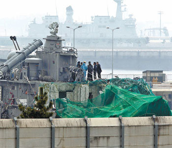 함미 정밀조사 18일 민군 합동조사단 관계자들이 전날 경기 평택 해군 제2함대사령부에 도착한 천안함 함미에 올라가 갑판 위를 살펴보고 있다. 평택=김재명 기자