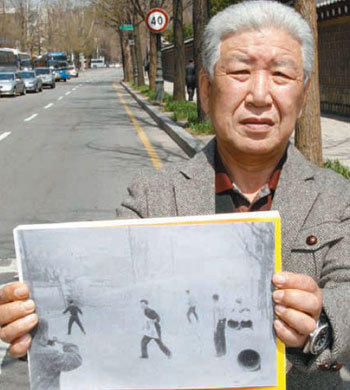 송영선 씨가 경무대 앞 시위 당시 태극기를 두른 자신의 모습이 찍힌 사진을 내보이고 있다. 전영한 기자