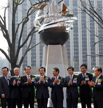 17일 서울 종로구 세종로 광화문 시민열린마당에서 ‘4월 민주혁명 50주년 기념탑 제막식’이 열렸다. 왼쪽부터 김기병 4·19혁명50주년기념사업회 집행위원장, 안동일 4월회 상임고문, 김영대 대성그룹 회장, 정세균 민주당 대표, 유세희 4월회장, 이재후 4·19혁명50주년기념사업 후원회장, 서장은 서울시 정무부시장, 이경재 한나라당 의원. 안철민 기자