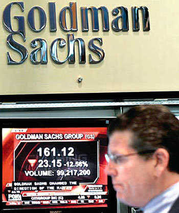 뉴욕증권거래소의 골드만삭스 부스 안에 설치된 TV에서 골드만삭스가 미국 증권 거래위원회로부터 사기 혐의로 고소당한 뒤 주가가 급락했다는 뉴스가 나오고 있다. 뉴욕=AFP 연합뉴스