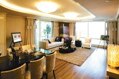 부산 ‘더샾 센트럴스타’의 거실은 도심을 조망할 수 있도록 양면이 넓게 개방돼 있다. 이 주상복합 아파트의 주변엔 각종 금융기관이 들어설 예정이고 공원과 하천 등 녹지도 넓게 조성된다. 사진 제공 포스코건설