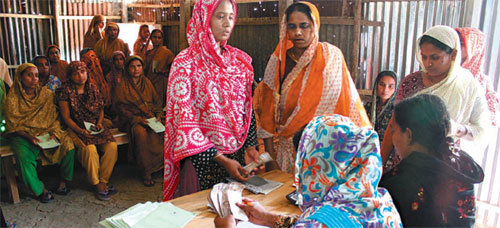 지난달 23일 방글라데시 그람바알리 마을의 그라민센터에서 대출자들이 빌린 돈을 갚고 있다. 그라민은행의 직원들은 매일 2곳 이상의 마을을 직접 방문해 대출금을 받고 신규대출 상담을 한다. 가지푸르=문병기 기자