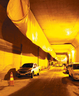 13일 오후 가덕도∼중죽도를 연결하는 해저 침매터널 15번 함체부근. 지상 입구에서 약2.7km, 해저 44.5m 지점인 이곳에서
 일하는 작업자들을 위해 외부 공기를 공급하는 튜브를 터널 천장에 설치했다. 부산=나성엽 기자