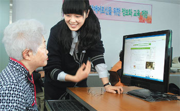 16일 서울 송파구 송파동 송파경로문화센터 정보화교육실에서 한 청각장애인이 수화통역사의 도움을 받아 인터넷 검색 방법을 익히고 있다. 이원주 기자