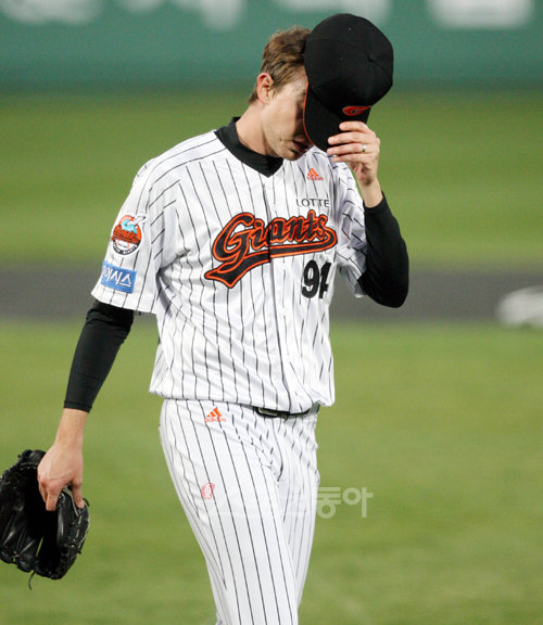 고개숙인 사도스키 ‘특급’인 줄 알았던 용병 투수들이 기대 이하의 투구로 힘든 시즌 초반을 보내고 있다. 롯데 사도스키가 대표적인 경우.