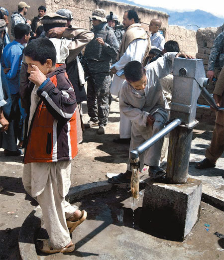 아프가니스탄 사람들은 고질적인 가뭄으로 인한 물 부족과 위생적인 식수 확보 어려움 해결을 갈망하고 있다. 파르완 주에서 지방재건팀(PRT)을 운영하고 있는 미군이 19일 우즈바시 마을에 설치된 물펌프를 점검하고 있다.