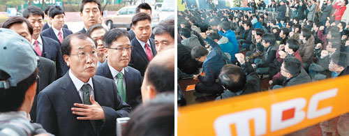 김재철 MBC 사장(왼쪽 사진 가운데)이 21일 오전 8시 40분경 서울 여의도 MBC 방송센터로 출근하려다 1층 정문에서 노조원
 100여 명에게 저지당하자 파업을 풀 것을 설득하고 있다. 이날로 노조 파업 17일째를 맞았지만 노사는 합의점을 찾지 못하고 
있다. 오른쪽은 5일 MBC 노조 서울지부의 파업 출정식 모습. 연합뉴스·동아일보 자료 사진