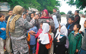 “미군은 여러분의 친구”  이슬람 여성들이 쓰는 히잡을 머리에 두른 미국 여성 PRT 요원들이 20일 아프가니스탄 파르완 주도 차리카르 시를 방문해 지역 주민들과 어울리고 있다. 차리카르=하태원 특파원