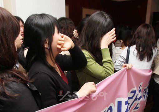 은퇴 소감은 담담했지만 얼굴에 묻어나는 아쉬움을 감추기 어려웠다. ‘영원한 오빠’ 이상민(삼성)이 22일 서울 중구 태평로클럽에서 기자회견을 열고 은퇴를 공식 선언했다. 입술을 깨물며 작별을 고하는 이상민의 모습에 은퇴를 반대하러 찾아온 70여 명의 팬들은 눈물부터 흘렸다.