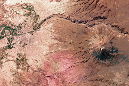 인공위성에서 촬영한 페루 아레키파 화산지대. 거대한 분화구가 있는 산이 5822m 높이의 엘미스티 화산이다. 1985년 폭발하며 대량의 화산재와 마그마를 뿜어낸 엘미스티 화산은 지금도 활발히 활동중이다. 사진 제공 NASA