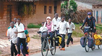 지난해 6개월간 아프리카 10개국을 자전거로 여행한 27세 동갑내기 이성종(오른쪽) 손지현 씨 부부가 아프리카의 한 마을을 지나고 있다. 낯선 현지인들에게 도움을 받아야 할 경우가 많은 여행에서 밝고 외향적인 손 씨의 성격은 큰 도움이 됐다. 사진 제공 이성종 씨
