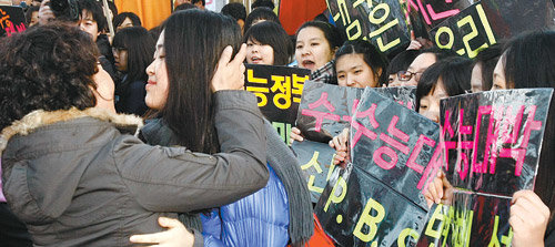 2012학년도부터 수시전형 지원횟수 제한, 수능 성적 반영 방식의 변화 등 대입제도 전반에 변화가 예상된다. 사진은 지난해 11월 치러진 수능 당일 풍경. 동아일보 자료 사진