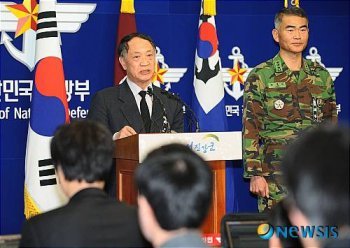 25일 오후 서울 용산구 국방부에서 윤덕용 민군 합동조사단장이 천안함 함수인양에 따른 현장조사 1차 결과를 발표하고 있다. 뉴시스