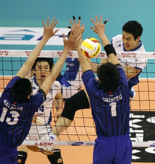 25일 한양대학교 올림픽체육관에서 열린 ‘2010 한·일 V리그 탑매치’삼성화재 블루팡스 대 파나소닉 팬더스의 경기에서 삼성화재의 고희진이 상대의 수비벽을 뚫고 강 스파이크를 날리고 있다. 임진환 기자 photolim@donga.com